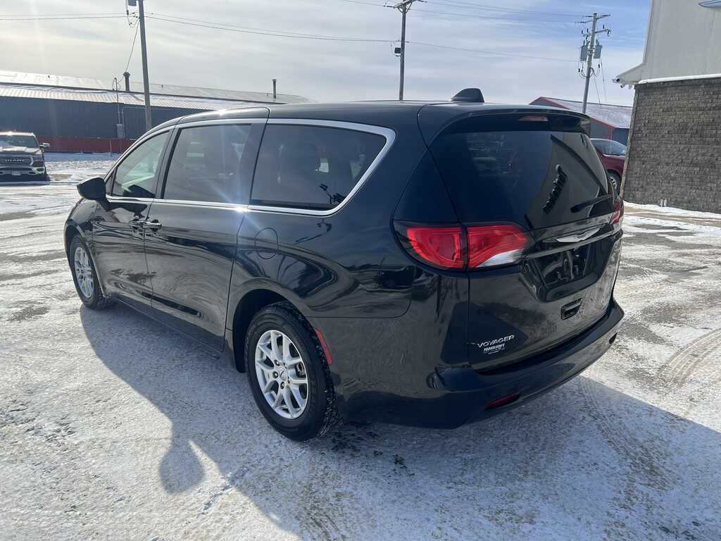 2023 Chrysler Voyager LX