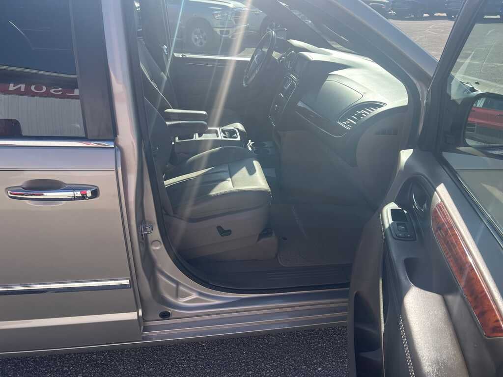 2016 Chrysler Town & Country Touring-L