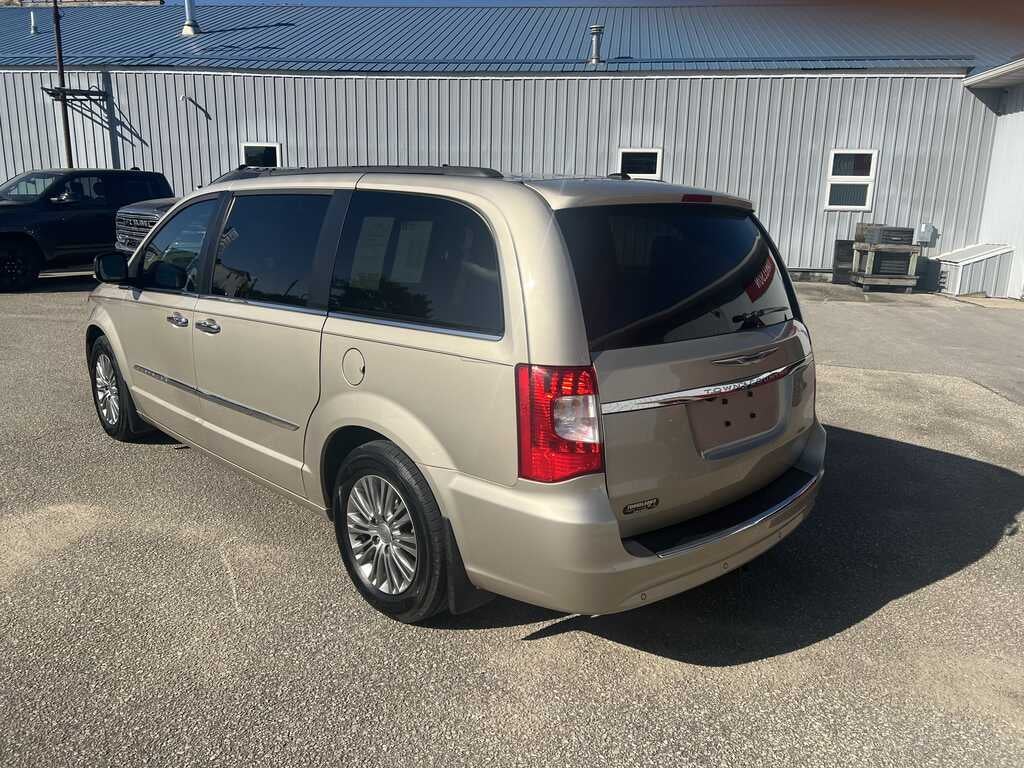 2016 Chrysler Town & Country Touring-L