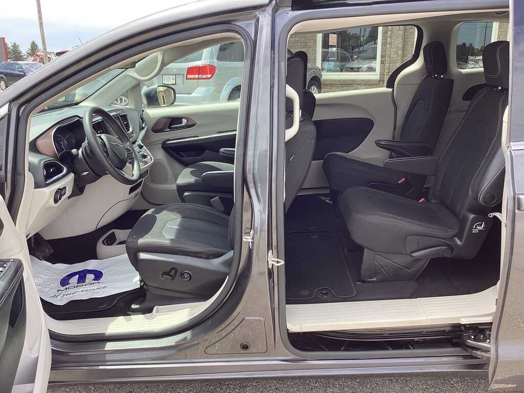 2022 Chrysler Voyager LX