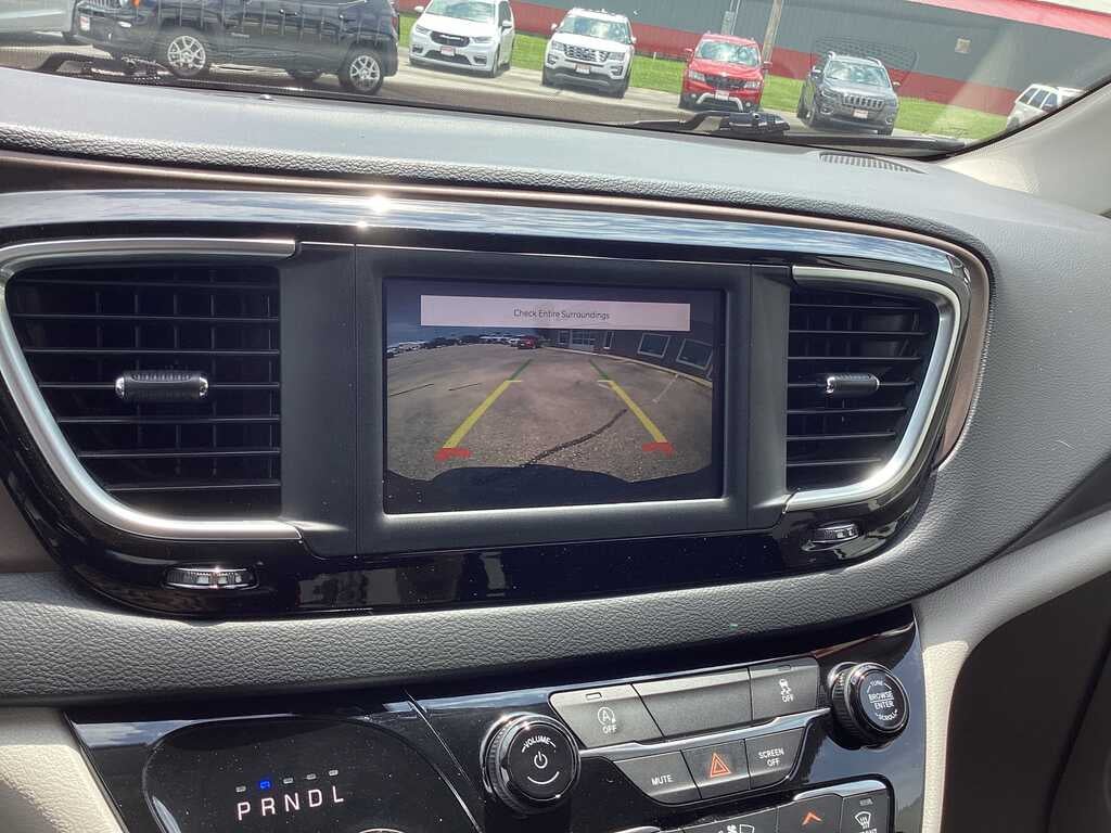 2022 Chrysler Voyager LX