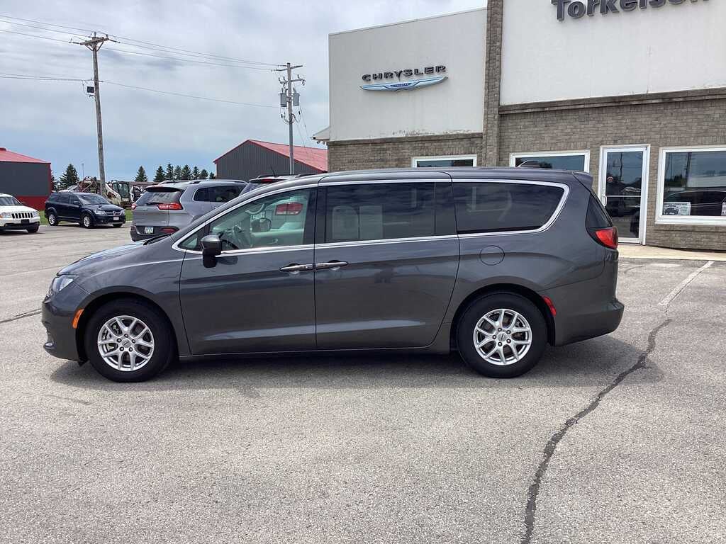 2022 Chrysler Voyager LX