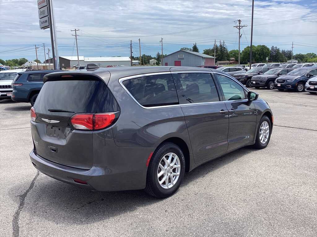 2022 Chrysler Voyager LX