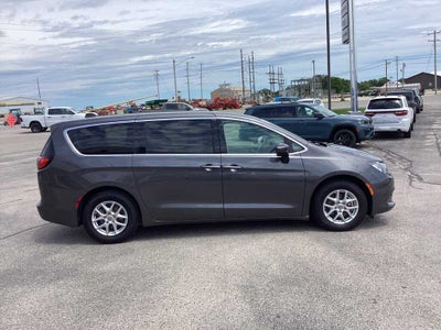 2022 Chrysler Voyager LX
