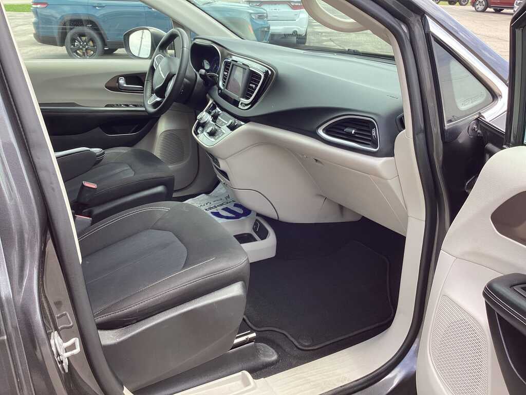 2022 Chrysler Voyager LX